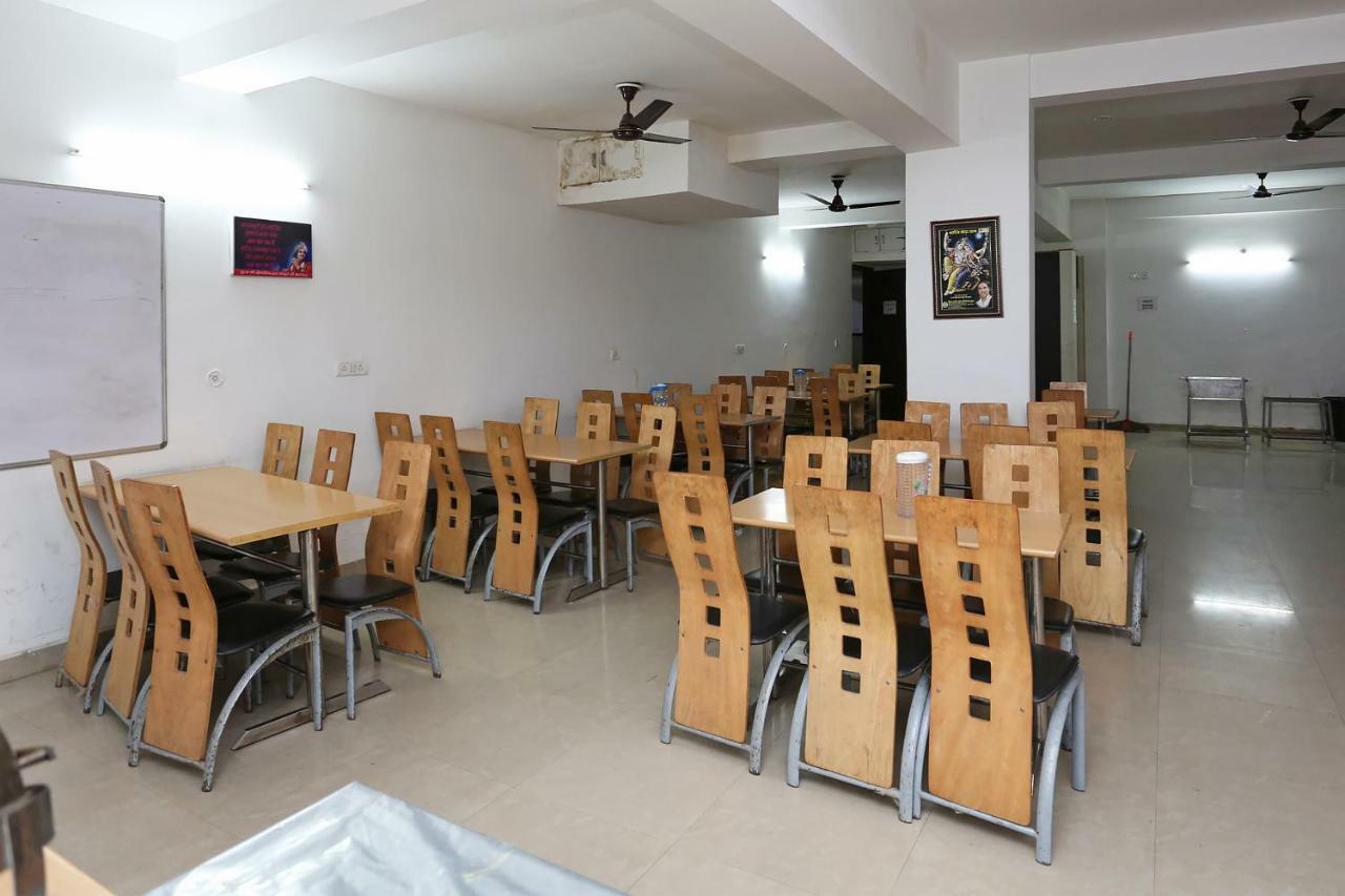 Hotel Oyo 13564 Near Prem Mandir Mathura Zewnętrze zdjęcie